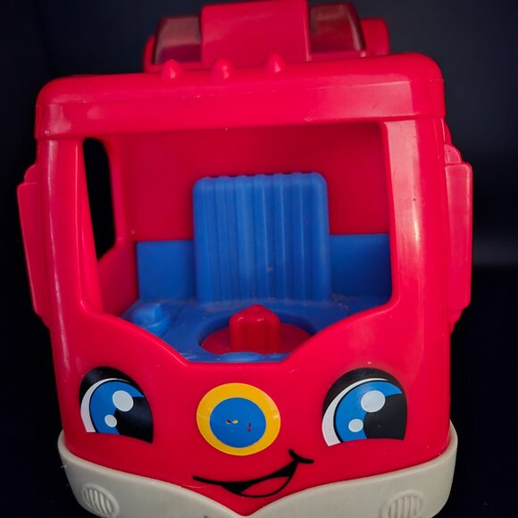 Little People Fisher Price Fire Truck + 3 Little People - Picture 5 of 7